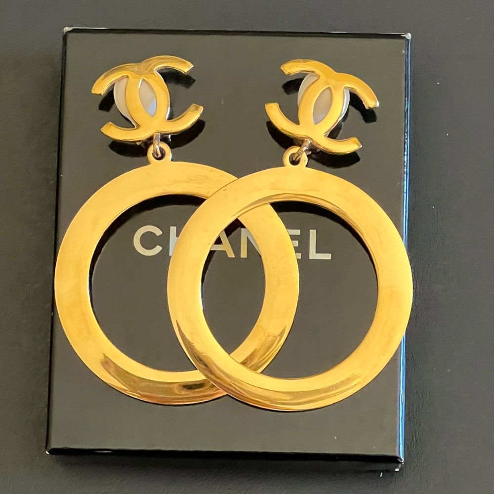 CHANEL CC Logos Shaking Hoop Motif Earrings Clip-On Gold-Tone Authentic 81230